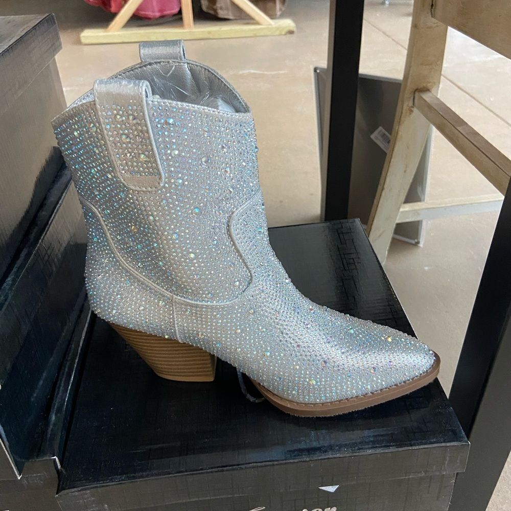 ‎Silver rhinestone boots